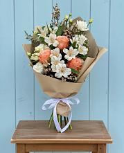 Букет цветов из:  Альстромерии, Лизиантусы, Розы и Хризантемы в Покрове