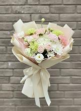 Букет цветов из:  Гвоздики, Розы, Лизиантусы и Хризантемы в Покрове