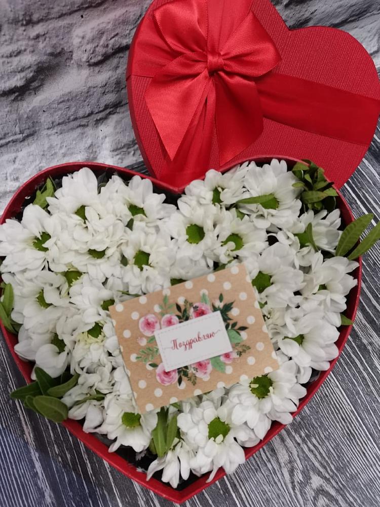 Цветочная композиция из Хризантемы в виде сердца в Покрове