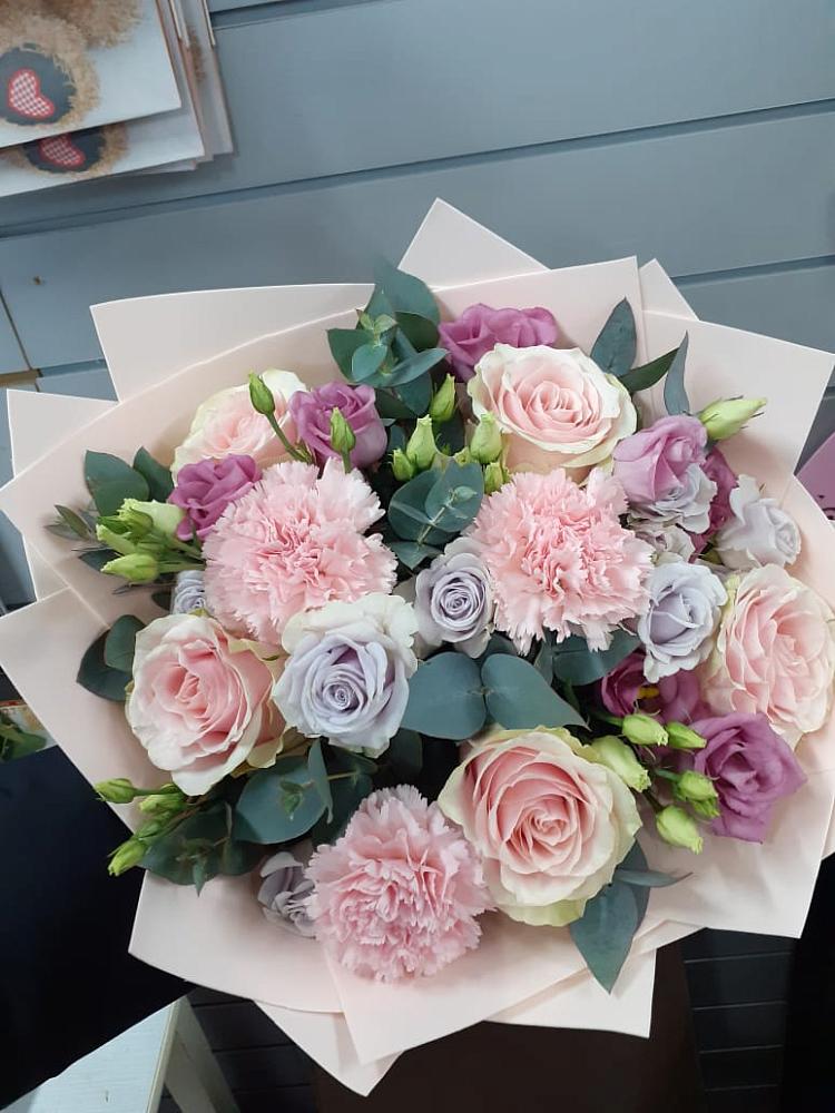 Букет цветов из: Розы, Гвоздики и Лизиантусы в Покрове